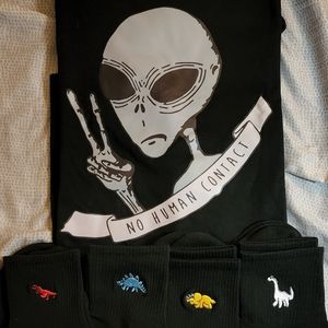 Alien T-shirt and 4 pair of low Top socks